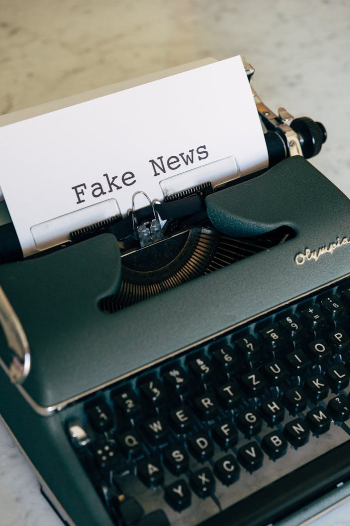 Retro typewriter with paper displaying the text 'Fake News', symbolizing misinformation.